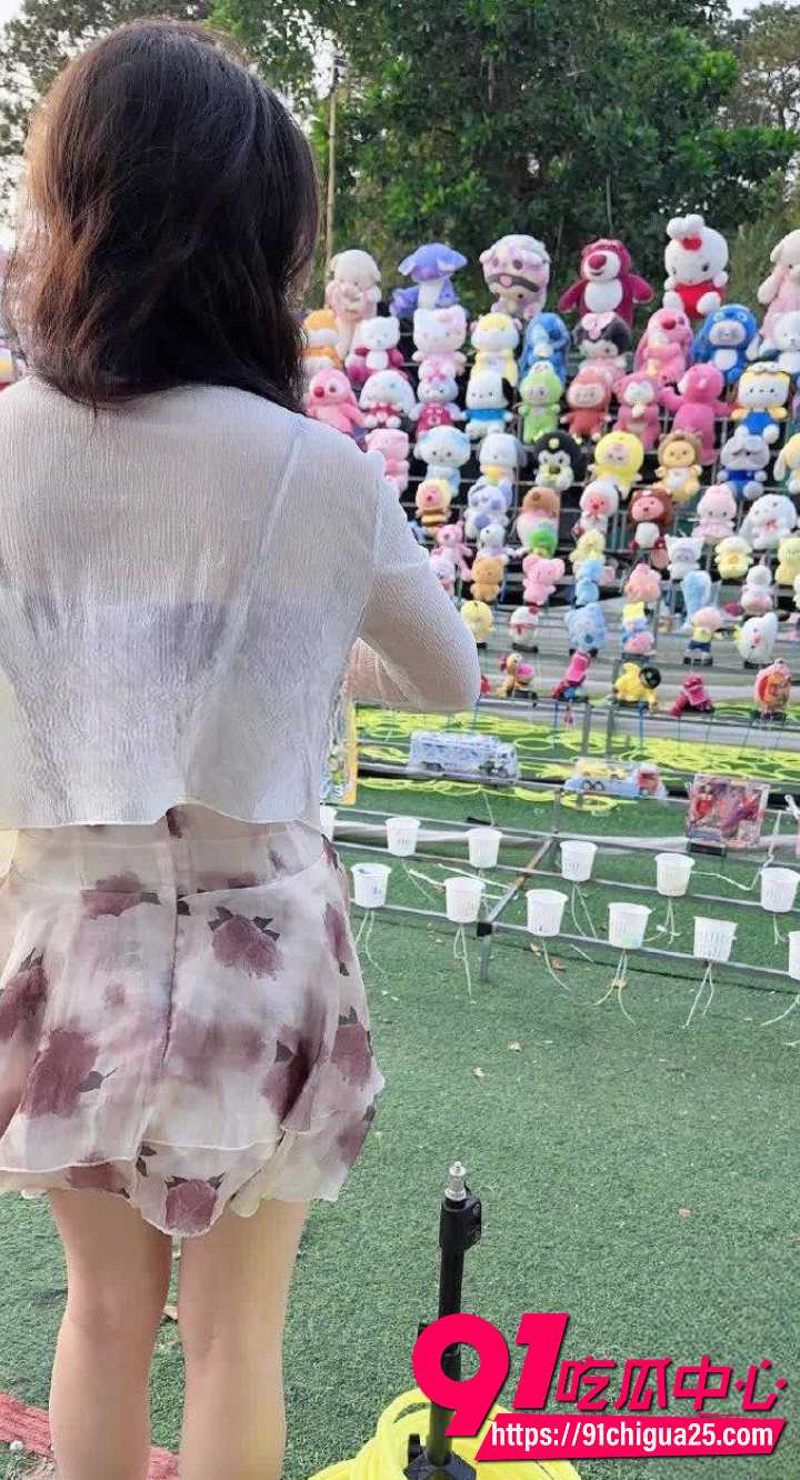 兄妹俩白天游乐场套圈放松晚上开房无套内射3