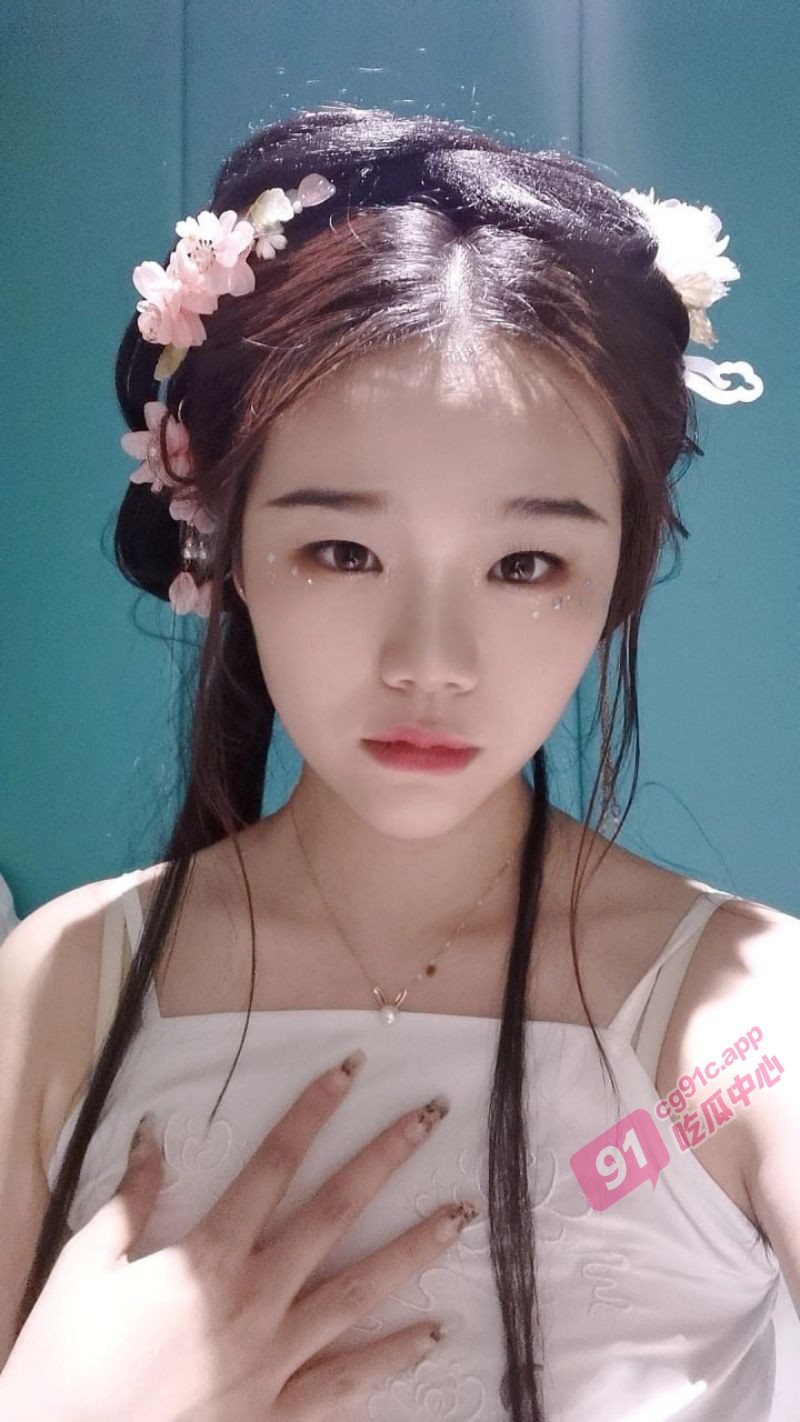 反差还得看眼镜妹~青岛某企业会计周利霞被渣男曝光中出视频 为了高潮 把自己对折后舔穴！