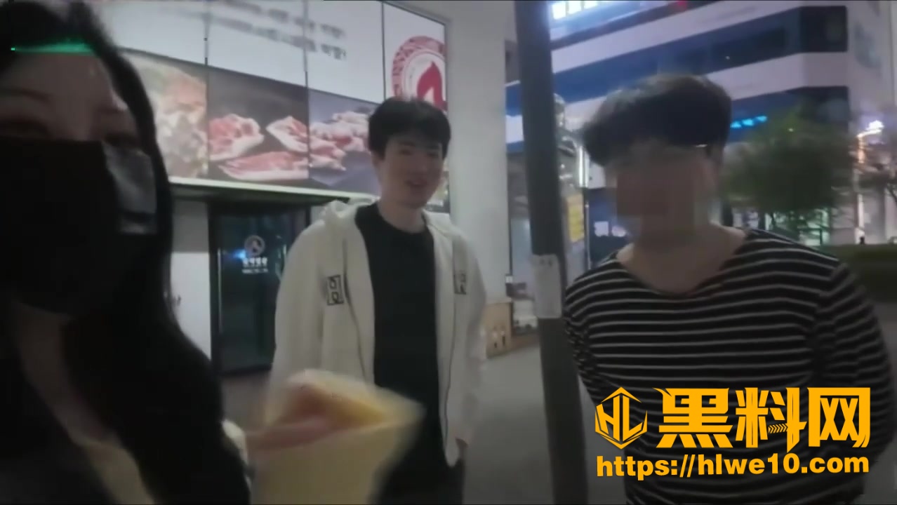 淫妻博主 pding 最新作品 街上随便拉男人去KTV 直播脱衣让人摸奶子 超级淫荡