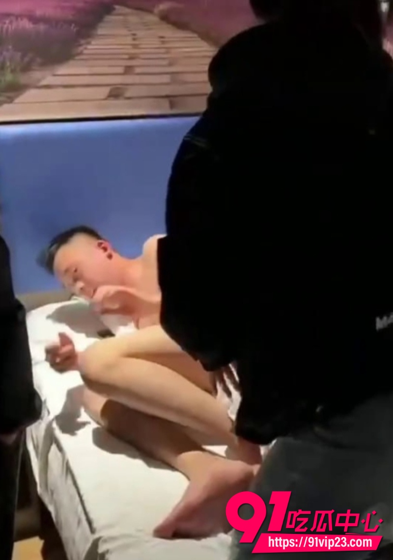 酒店捉奸 红内裤老哥现场被抓 原配带人打小三大逼兜玩花活偷情全曝光