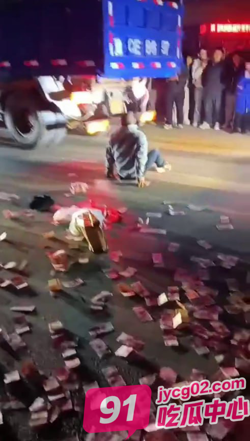山东蚌埠男子街头撒钱引围观 市民举动暖心：钱堆成山却无一人伸手 配图5