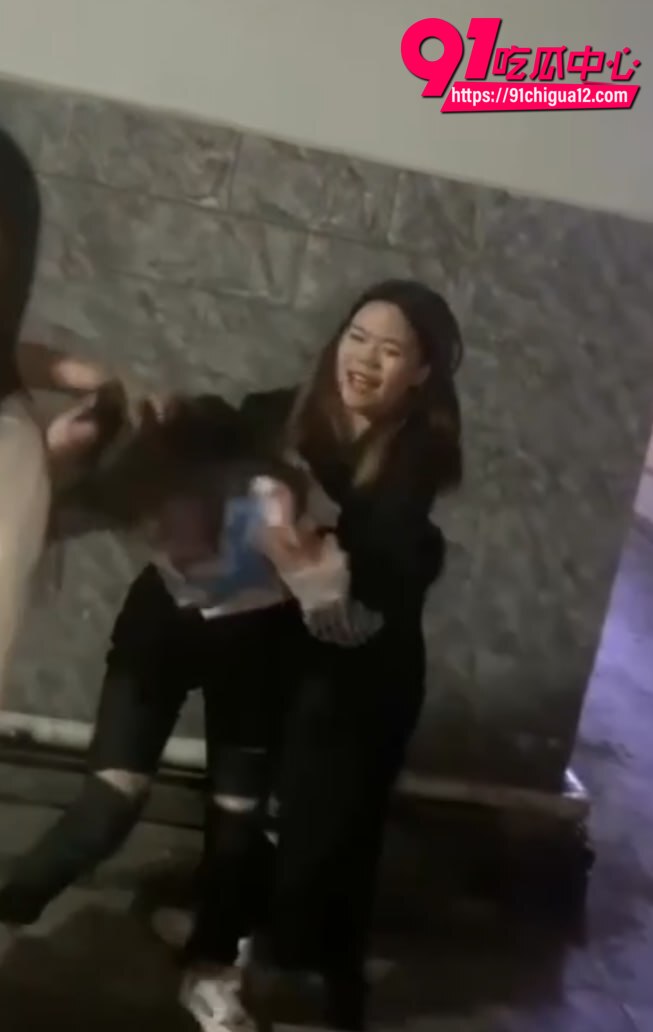 高中少女巷子惨遭围殴3