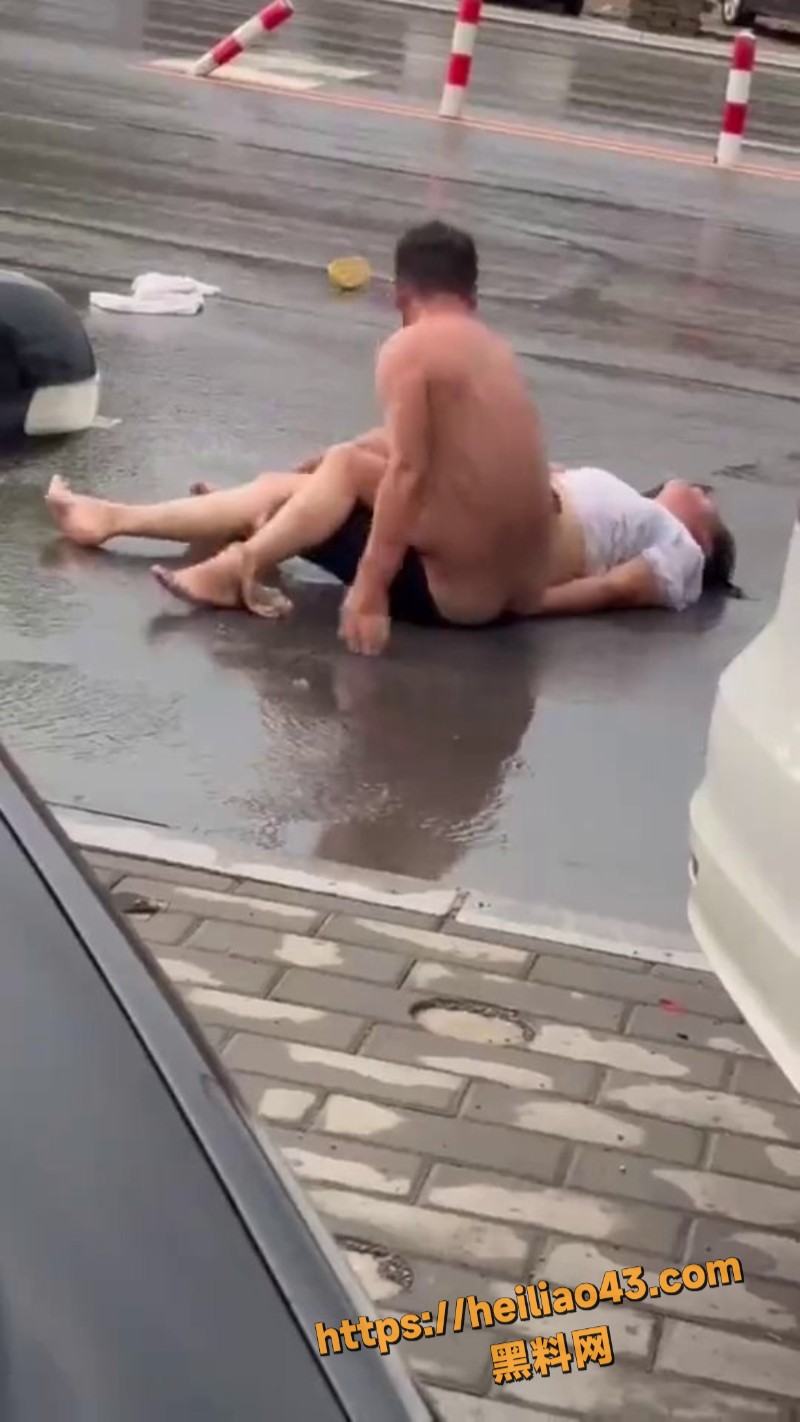 夫妻马路激烈争吵 妻子失控当众脱衣 丈夫尴尬遮挡 人来人往不堪入目！