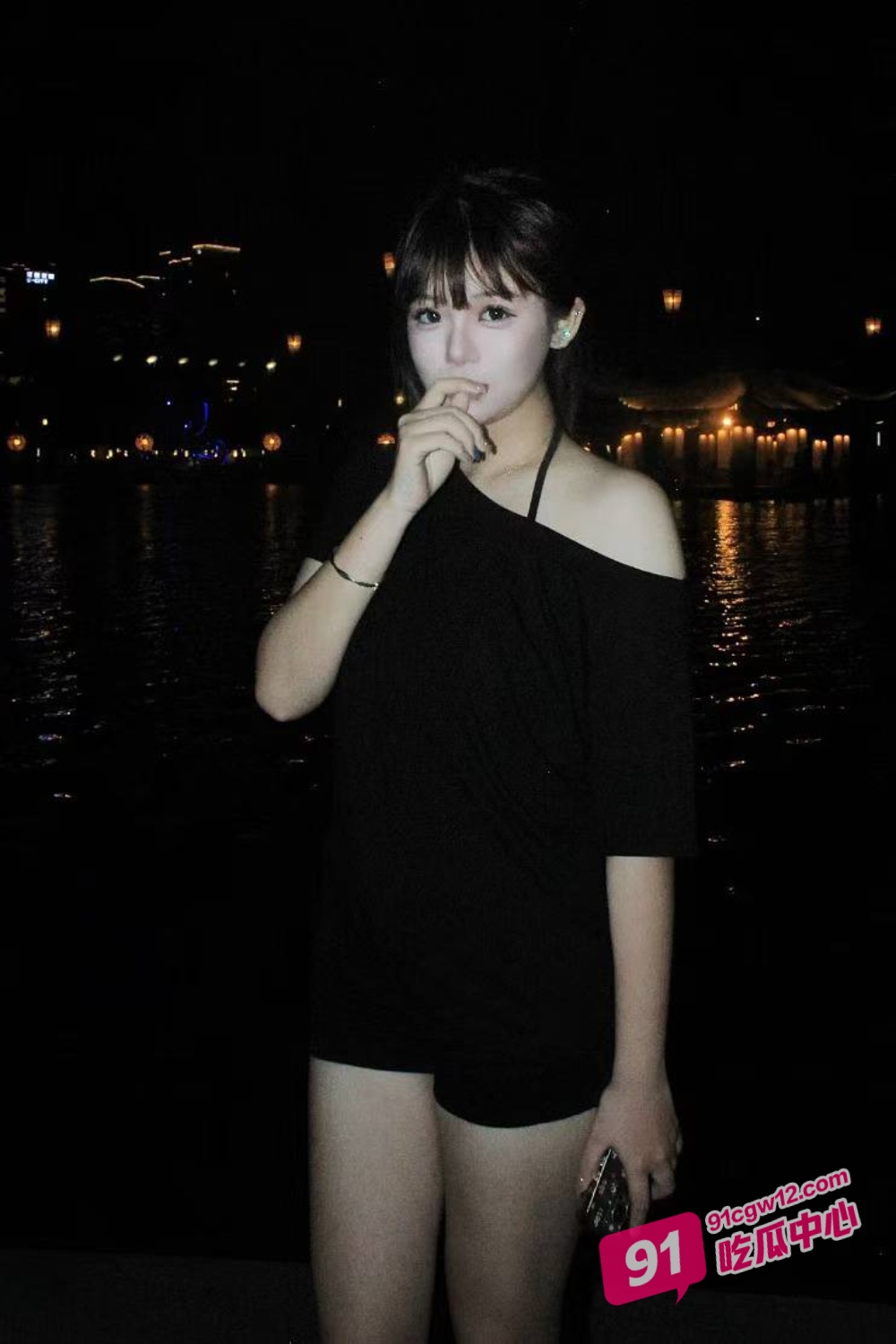 咸阳甜美大学生陈琳～被体育生男友和男闺蜜前后夹击 “你咋这么骚呢”