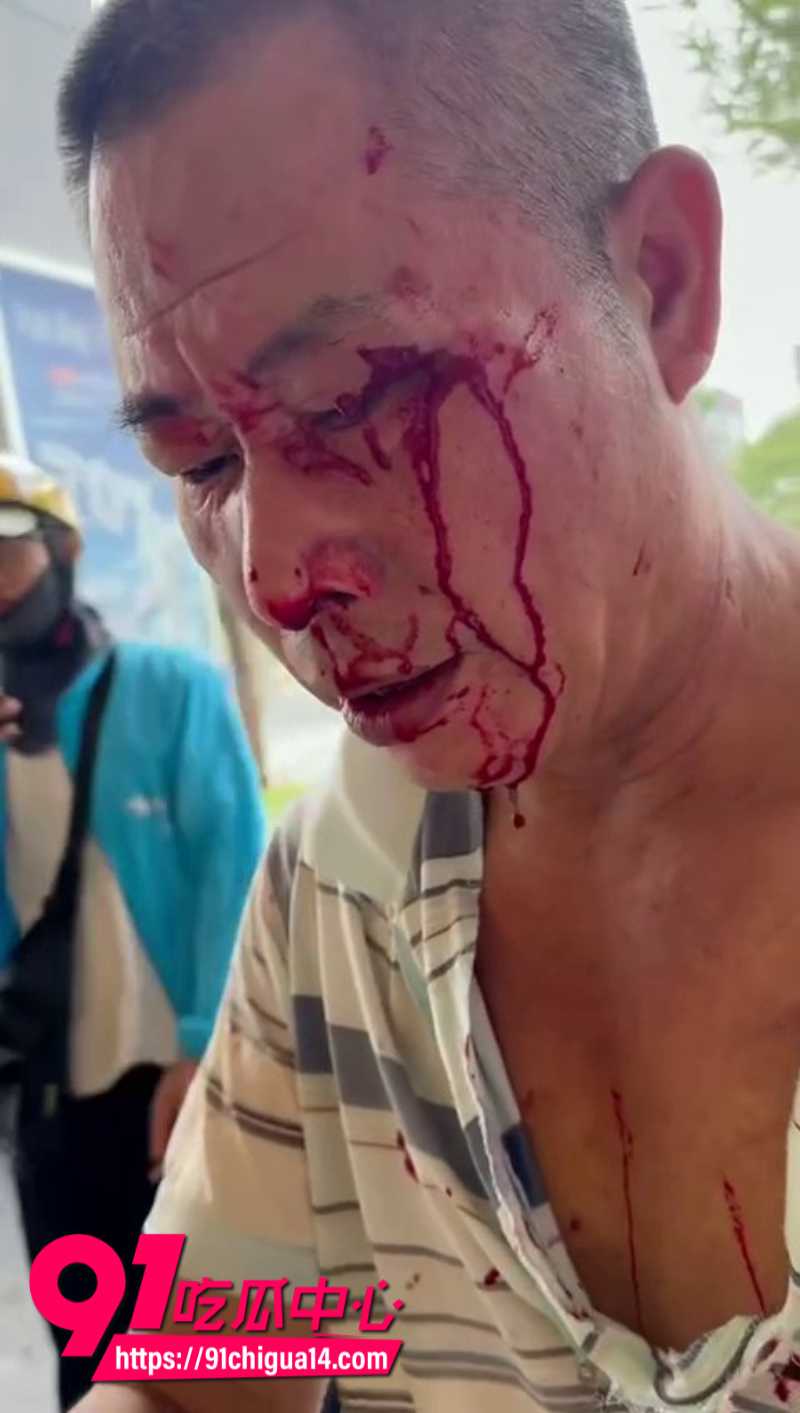 奶茶店小哥暴打中年大叔现场血流成河17