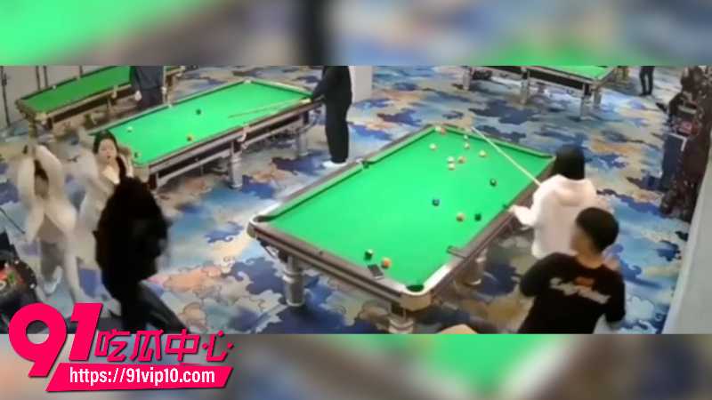 海口台球厅2V5砍人案现场监控3