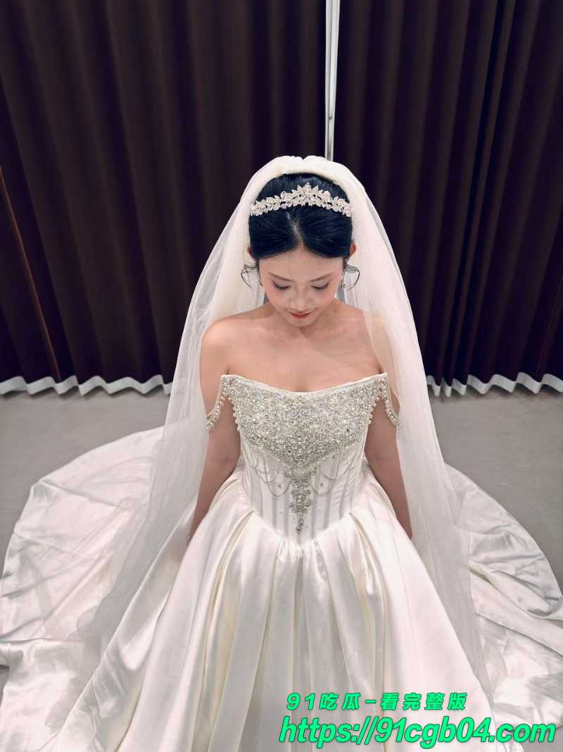 重庆反差婊杨娟被男友带着野外露出 外表清纯却是个不折不扣的反差婊 婚纱服翻白眼 十分淫荡
