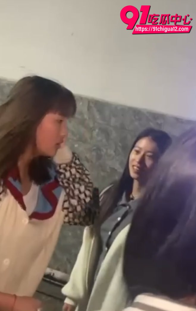 高中少女巷子惨遭围殴5