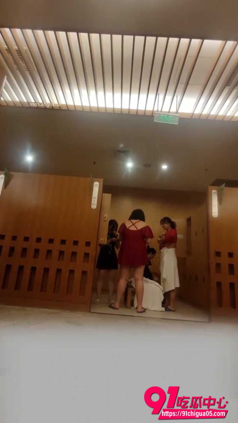 坑爹女主播少女时代潜入洗浴中心偷拍 裹浴巾凸点美女层层诱惑 两母女裸体一网打尽的私密盛宴