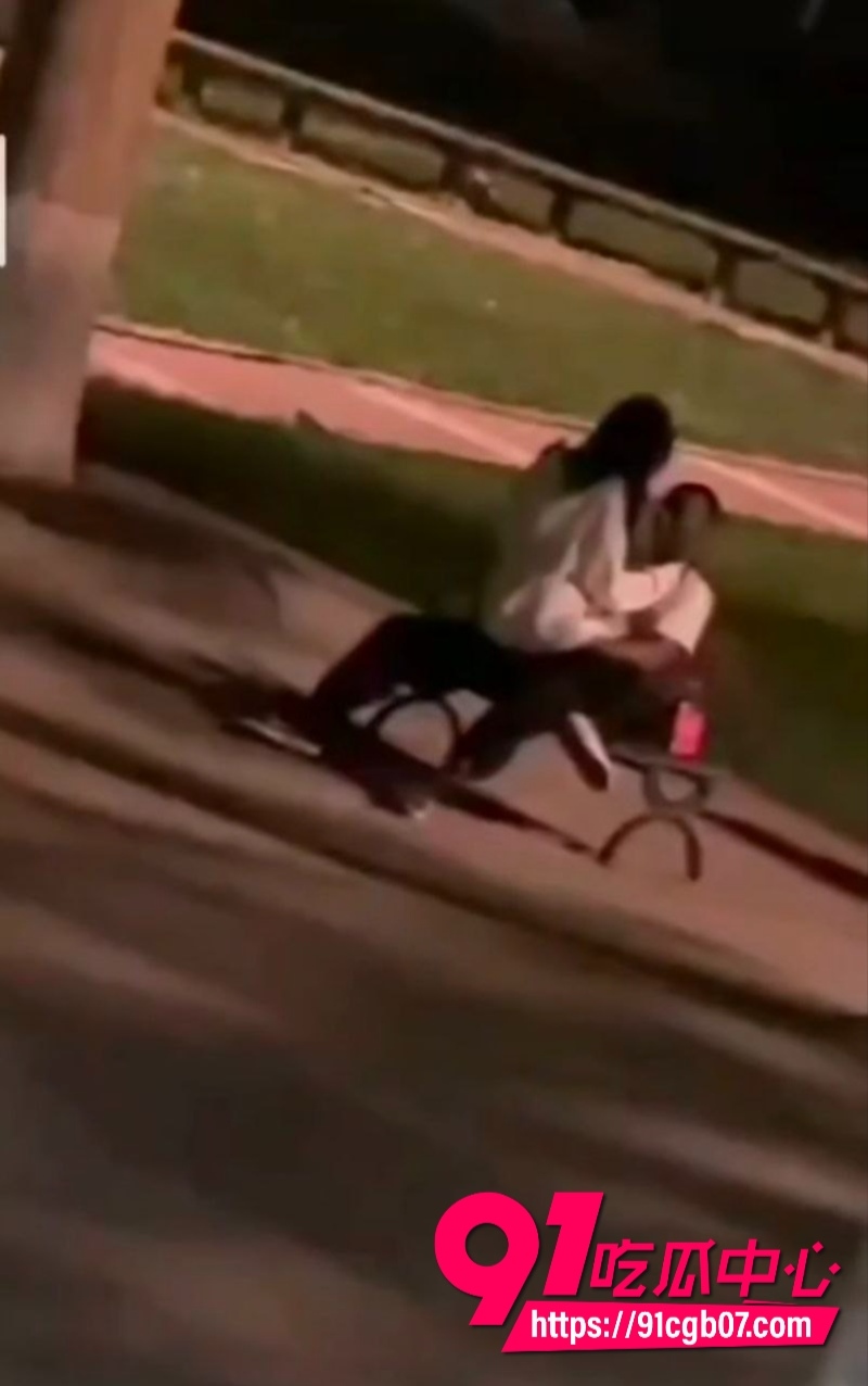 华北电力大学女学生和黑哥长椅激情被拍8