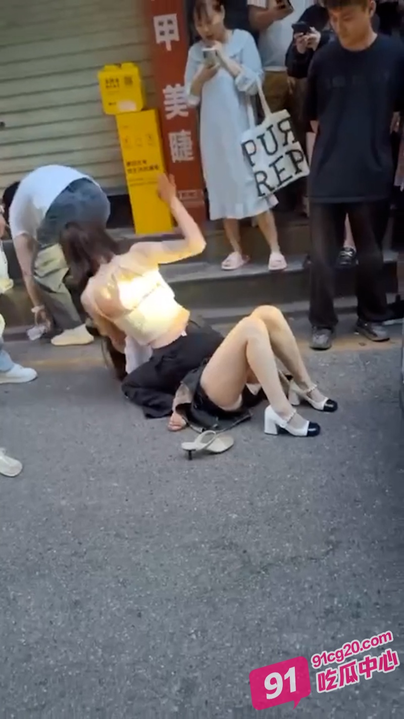 抓奸修罗场 原配当街抓小三 不得不说小三身材的确不赖！ 配图5
