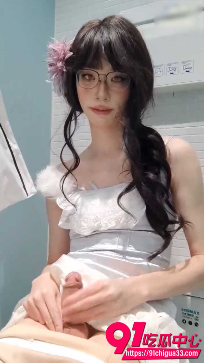 极品伪娘uYuxxx16偷偷跑进厕所里解决性欲3