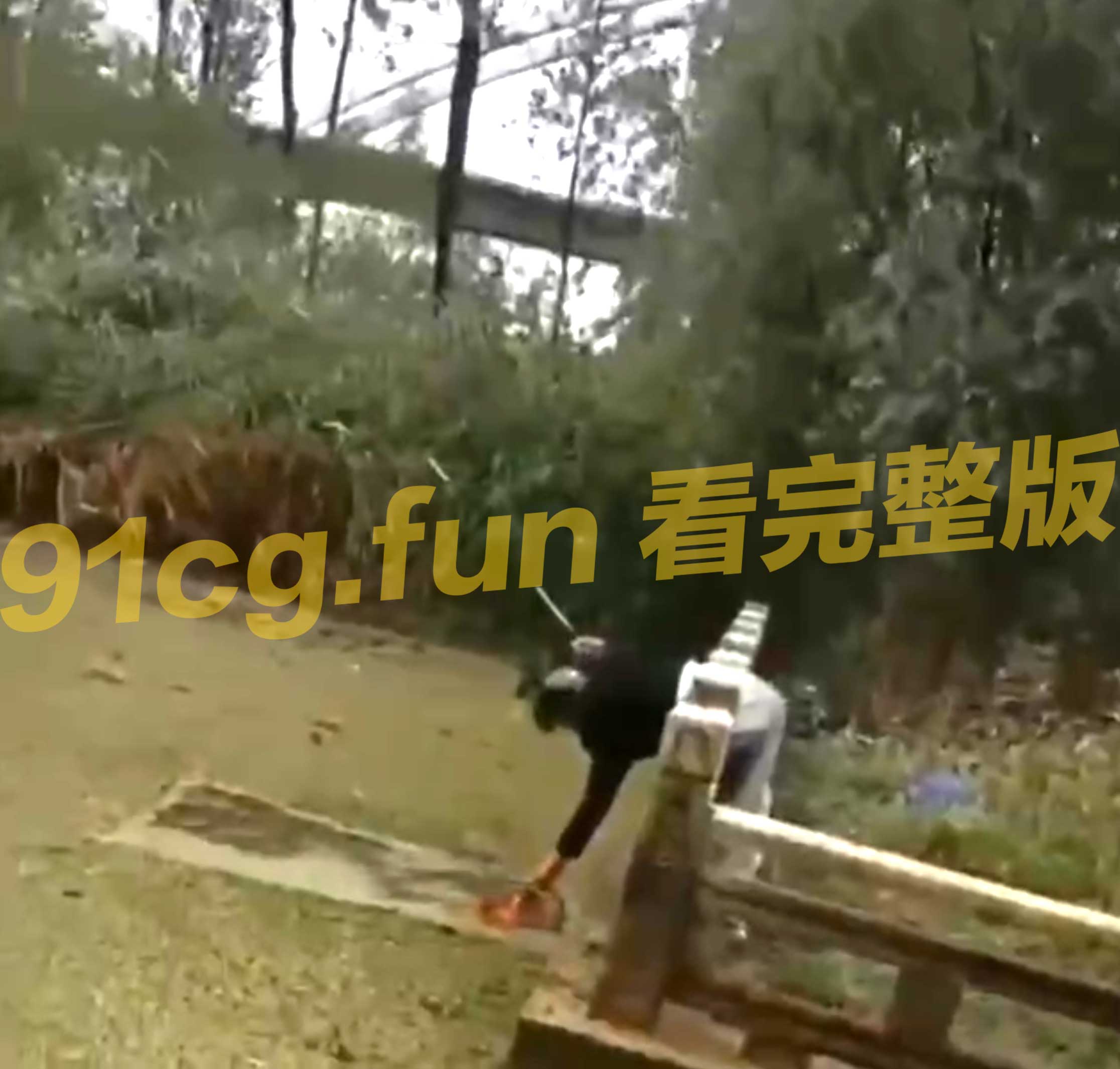 阜阳刘齐公园钓鱼危险瞬间钓客不慎坠落鱼池喂鱼式落水视频曝光惊险