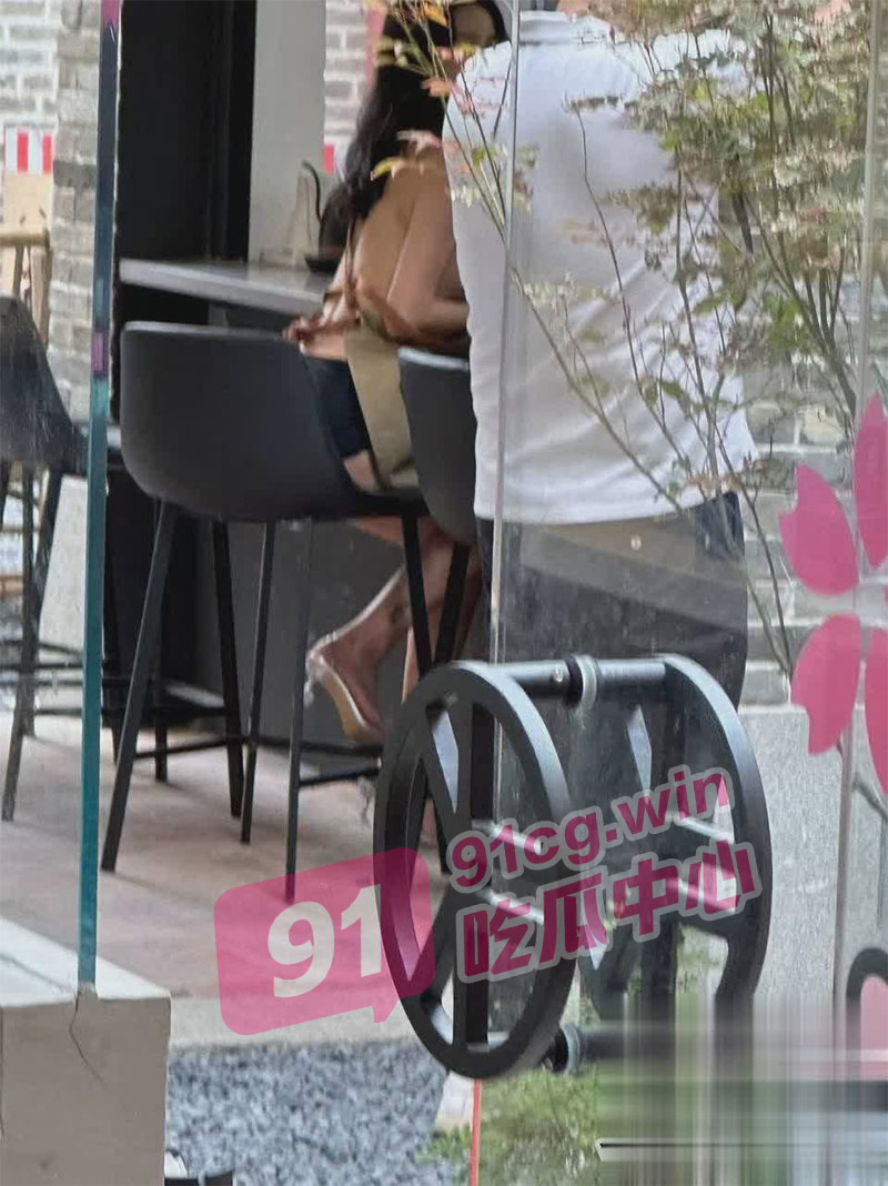 色情咖啡屋广州方块咖啡文冲旗舰店女服务员着装暴露 疑似色情营销认证物证俱在