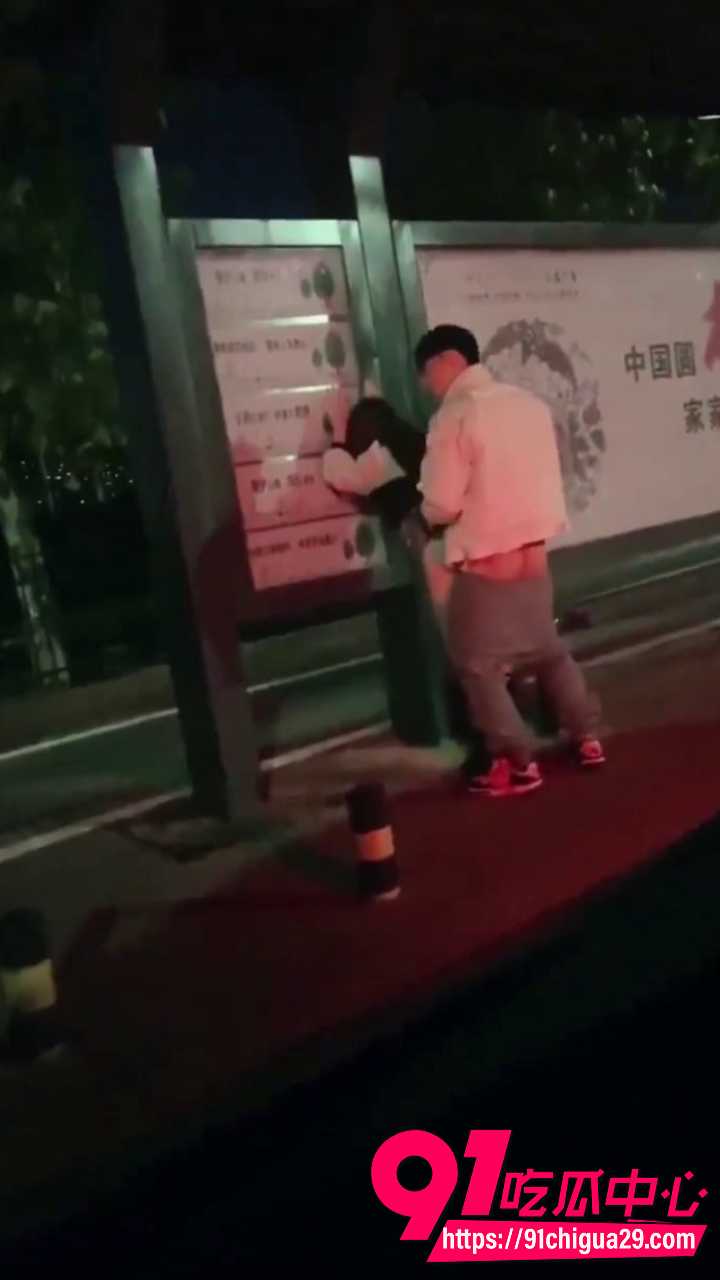 高颜值公交站女神公共场合被男人后入猛干7