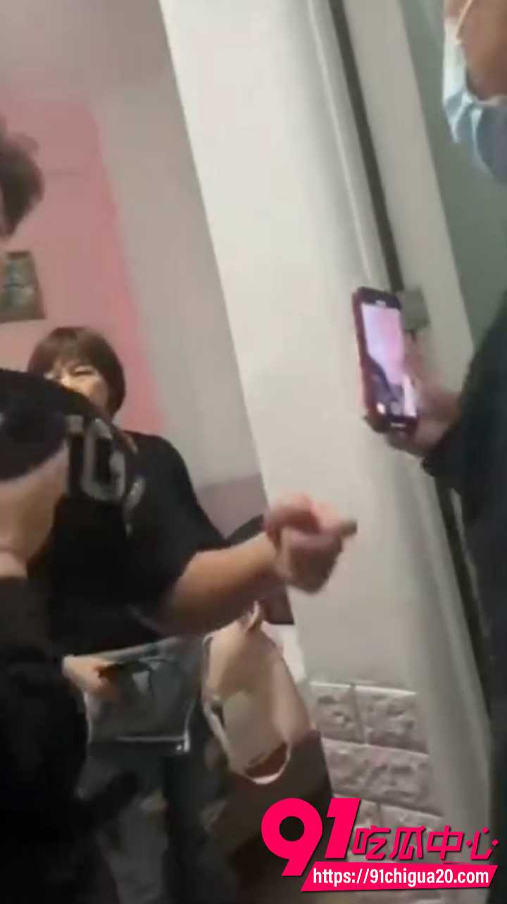抓奸现场曝光 胖哥当场怒怼人妻炮友 嚣张站床边秀恩爱 吃瓜群众全程围观气炸