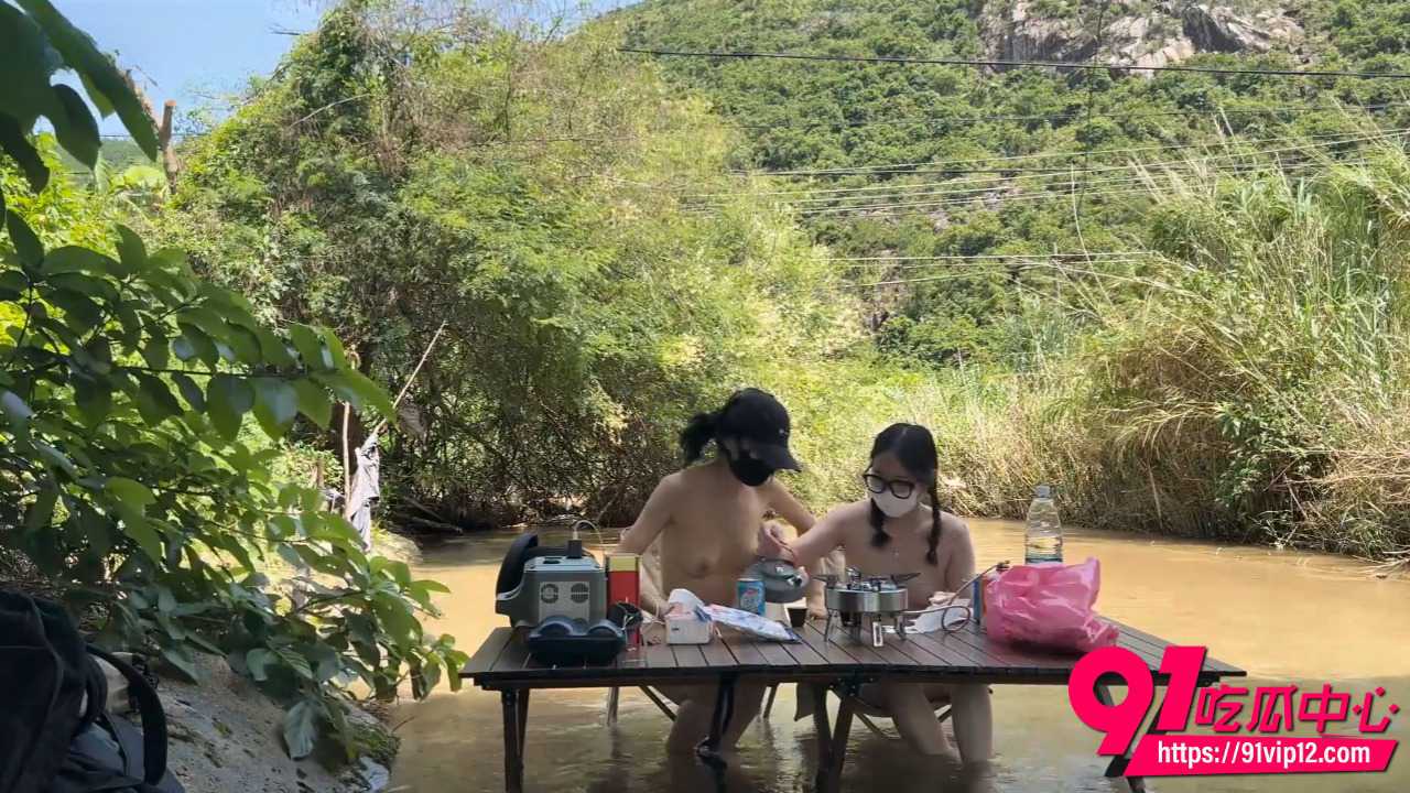 双女全裸野外休闲露营6