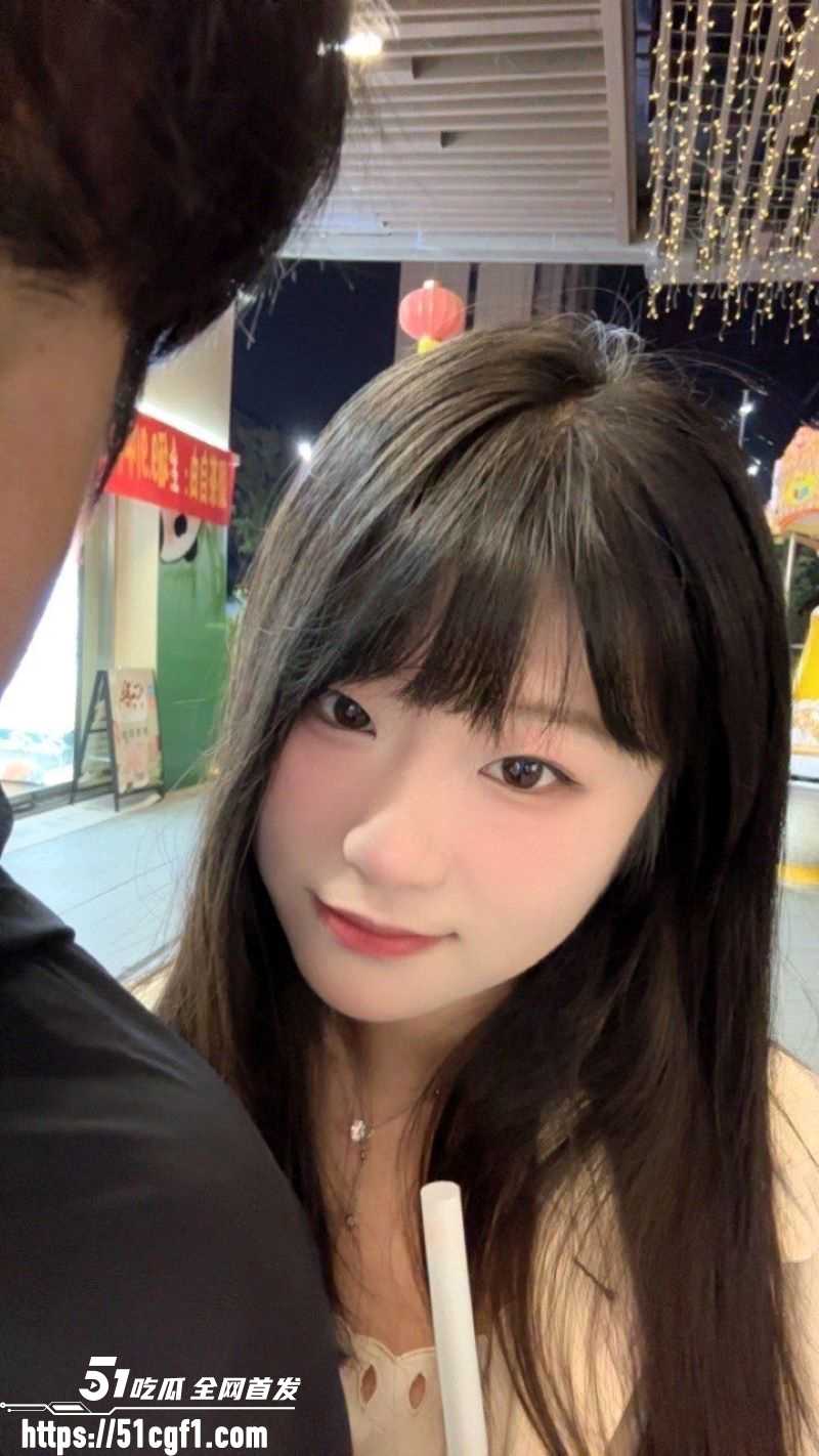 高颜值齐刘海萌妹床上被干边玩手机 1