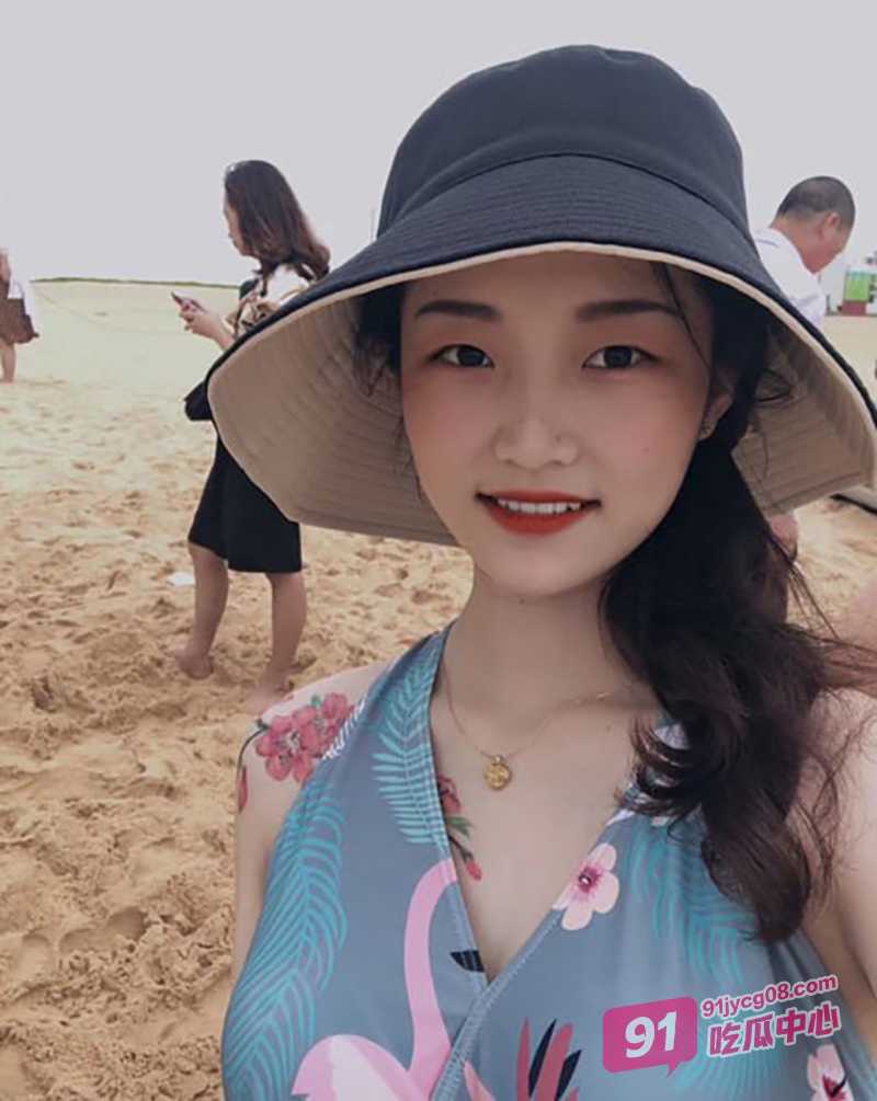 山东青岛精神小妹张筱婷 主动掰穴迎接主人 纹身实锤！