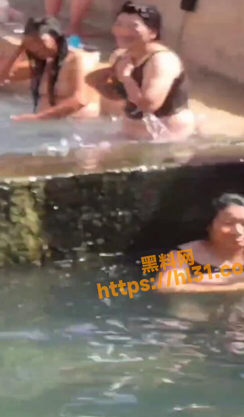 来个料友解答一下这是哪个地区的？！一群女人集体裸着洗奶子和逼逼！