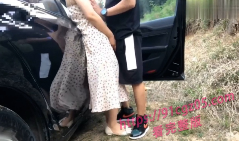 丝袜小魔女荒郊野战 穿着碎花裙在副驾撅着肥臀迎合 激情的干到车底!