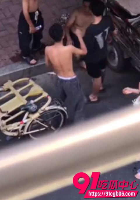 两个儿子抓老妈出轨5