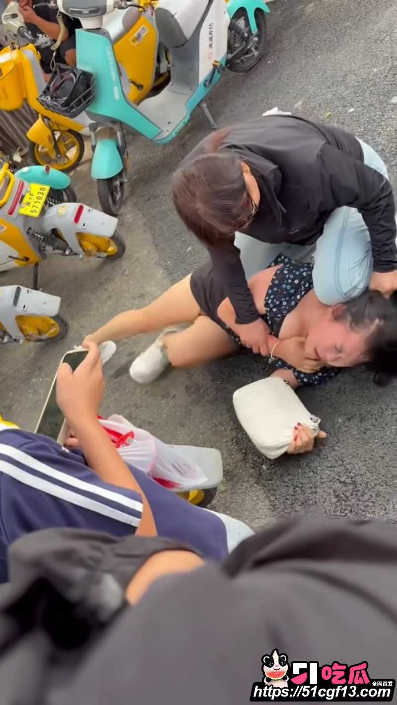 河北保定正信购物中心原配当街怒撕小三03 河北保定正信购物中心原配当街怒撕小三03