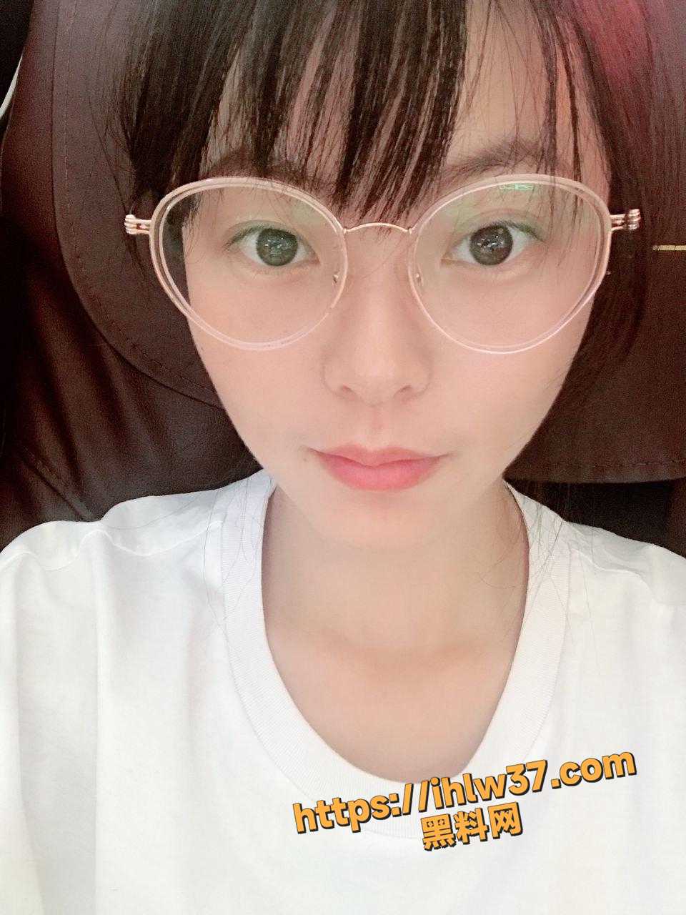 青岛反差少妇 邹丽霞 身为高贵的女经理却在私生活上玩的很花 群p搞内射层出不穷！