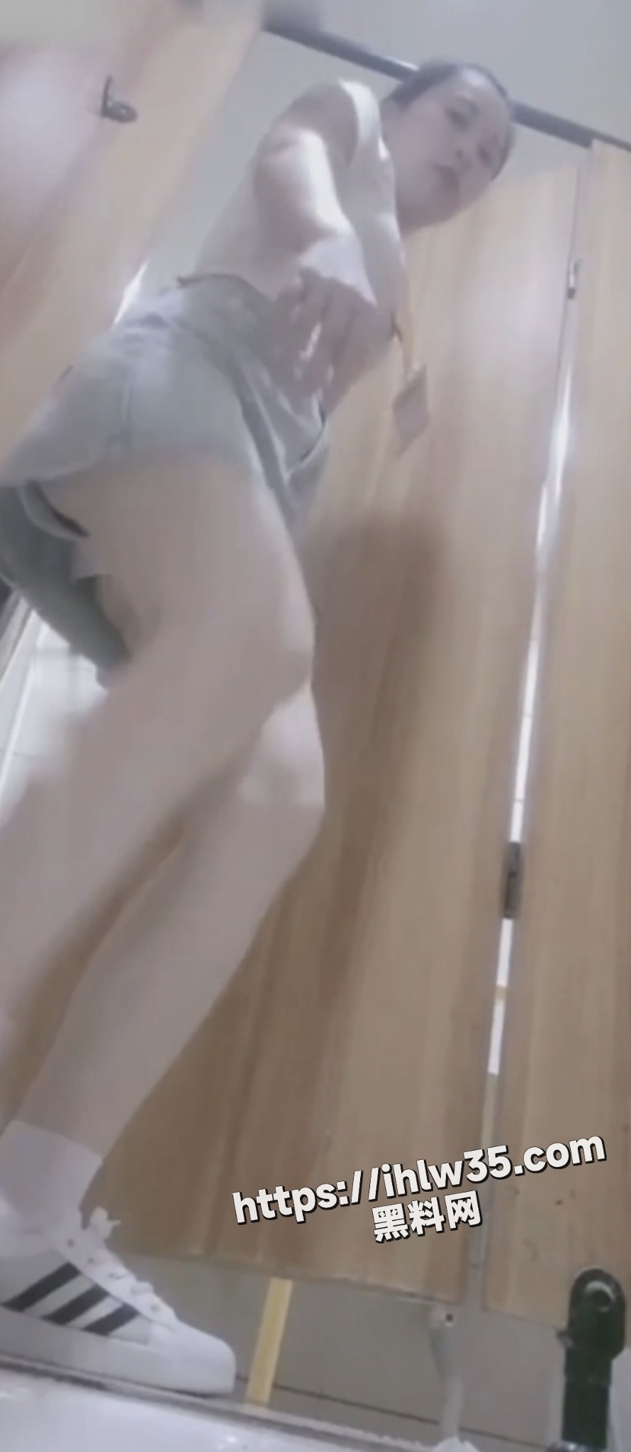 多位极品萝莉妹子还有意外拍到的超美孕妇 其中一位拉稀妹子私处的白带真是淫荡！