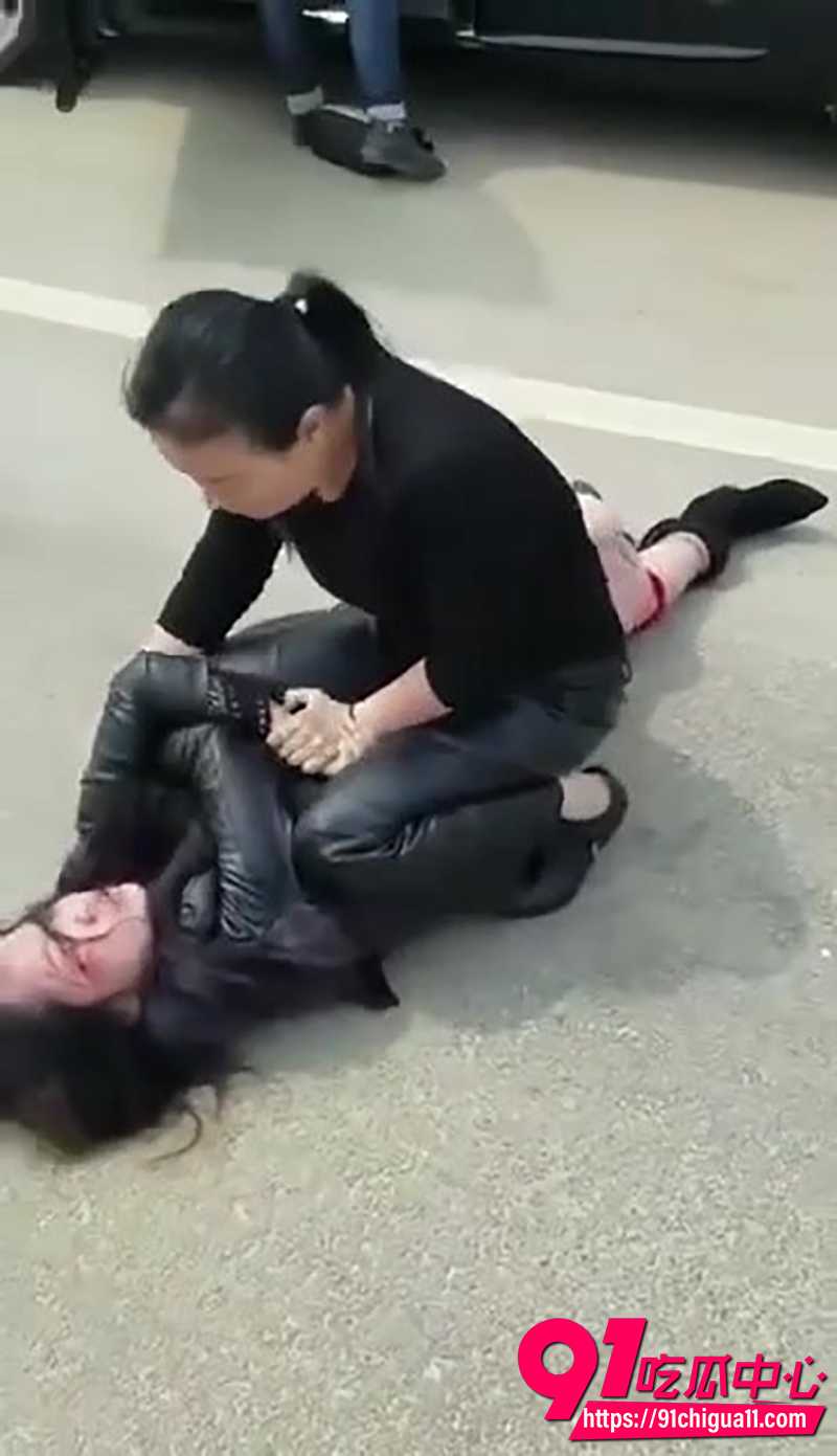 闹市上演原配手撕小三 狂扇耳光尖叫刺耳 路人围观都不敢劝！