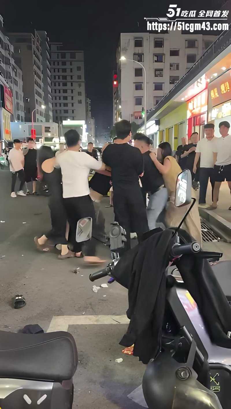 反差女神精神小伙打架现场