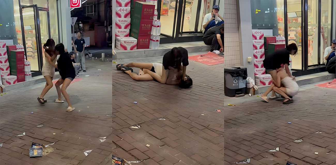 精神小妹当街打架 两女路边疯狂撕扯 跪地抱摔脏话狂飙 打起架来丝毫不输男人