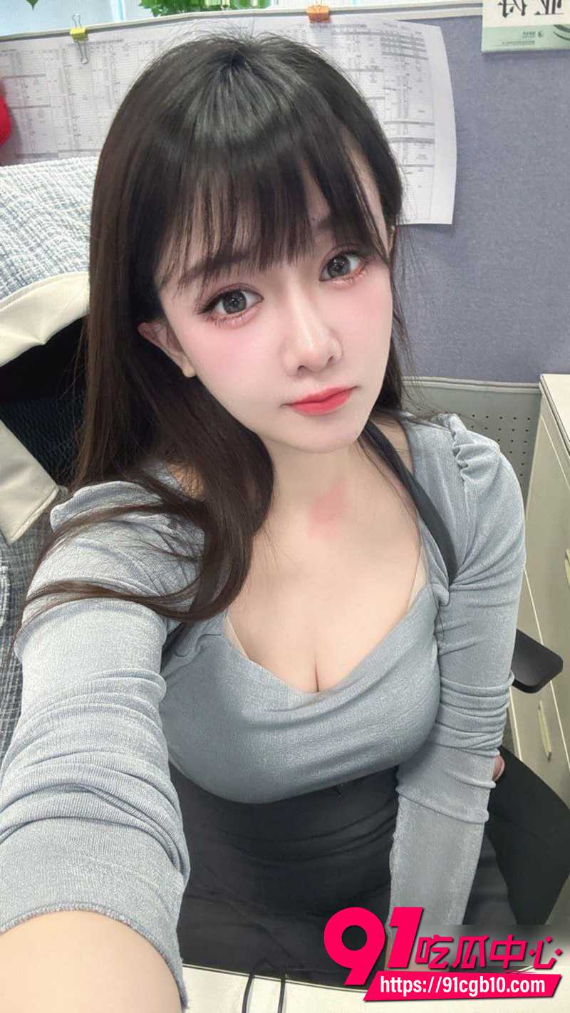 杭州公司极品女同事被瓜友拿下 脱光床上秒变荡妇 被大肉棒征服 完美露脸!