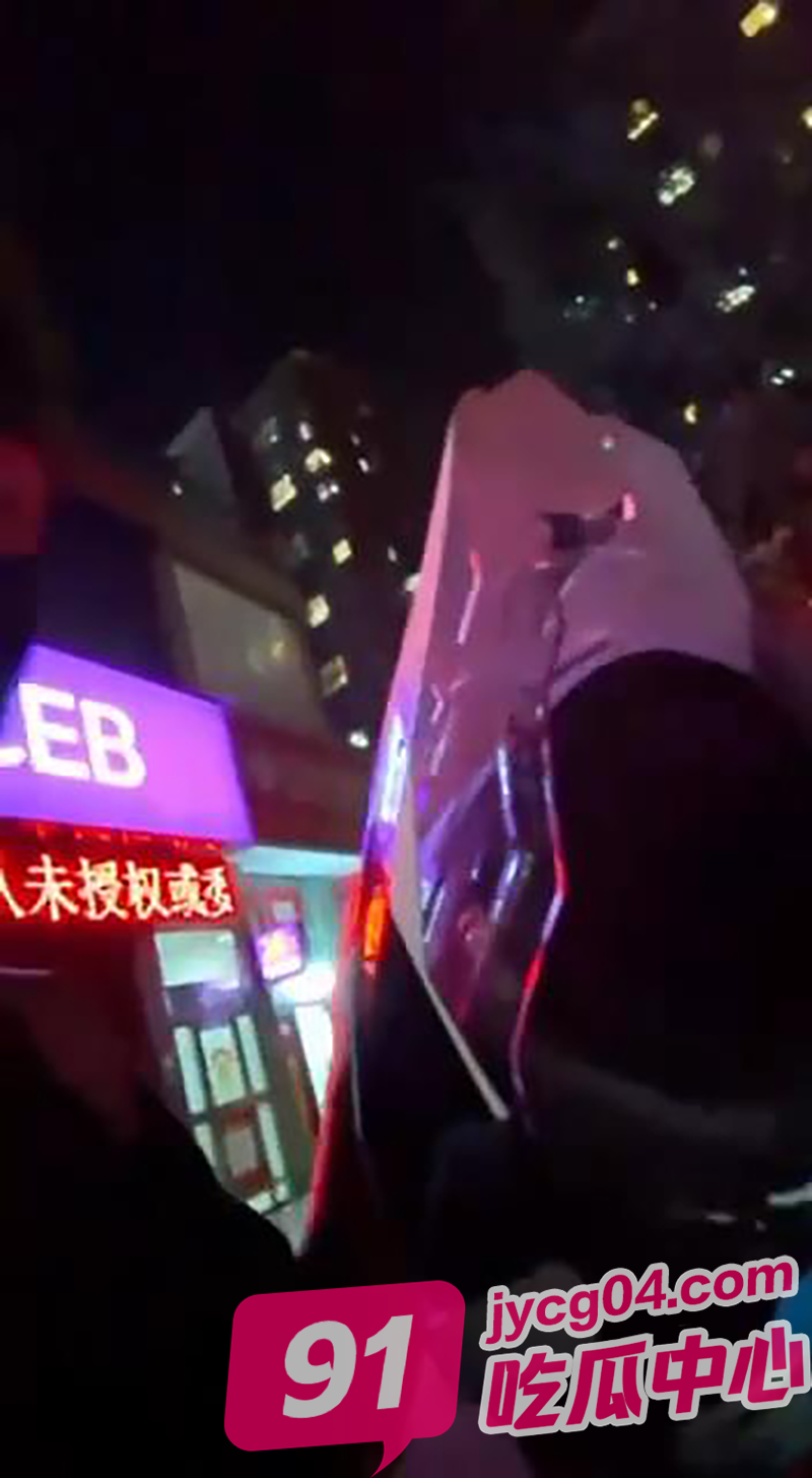 东北大哥穿头套自拍被当劫匪！银行门口警报连环响，网友笑疯了！