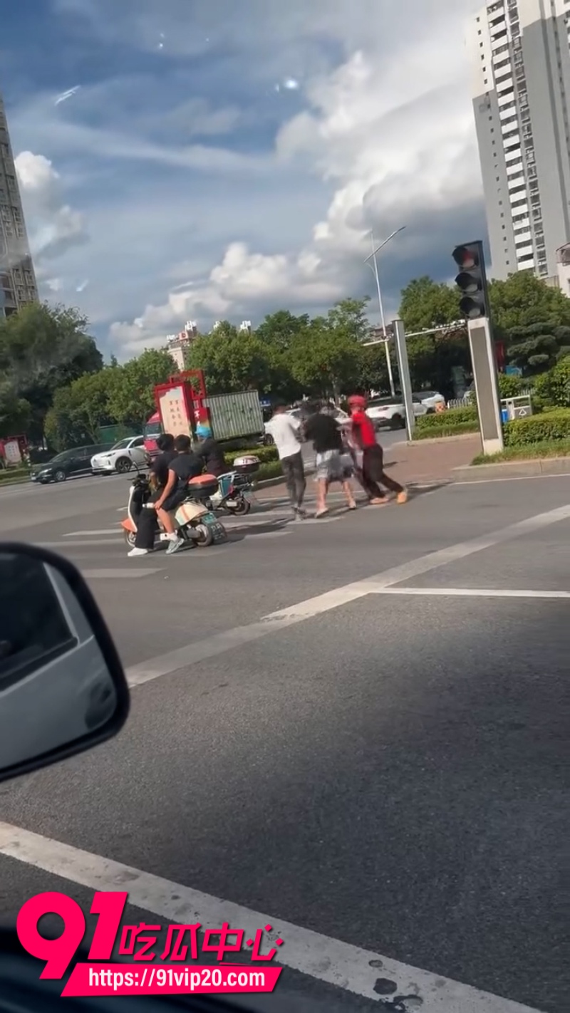 精神小伙等红绿灯大战外卖小哥2
