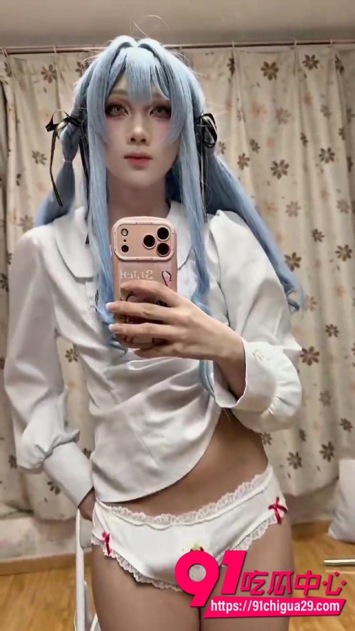 蓝发双马尾萌妹极品伪娘 超大巨屌陶醉自慰 清纯外表下的大屌反差自拍特写