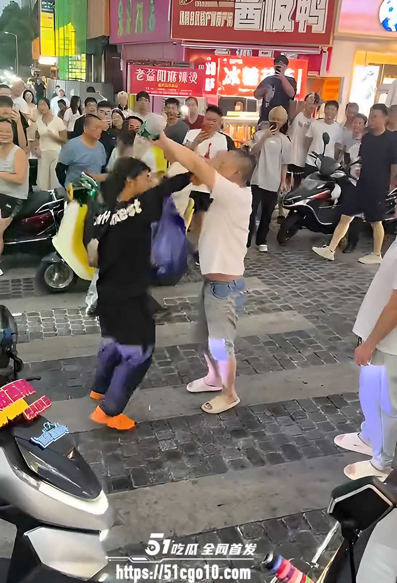 两男子当街吵架吐口水 7 拷贝