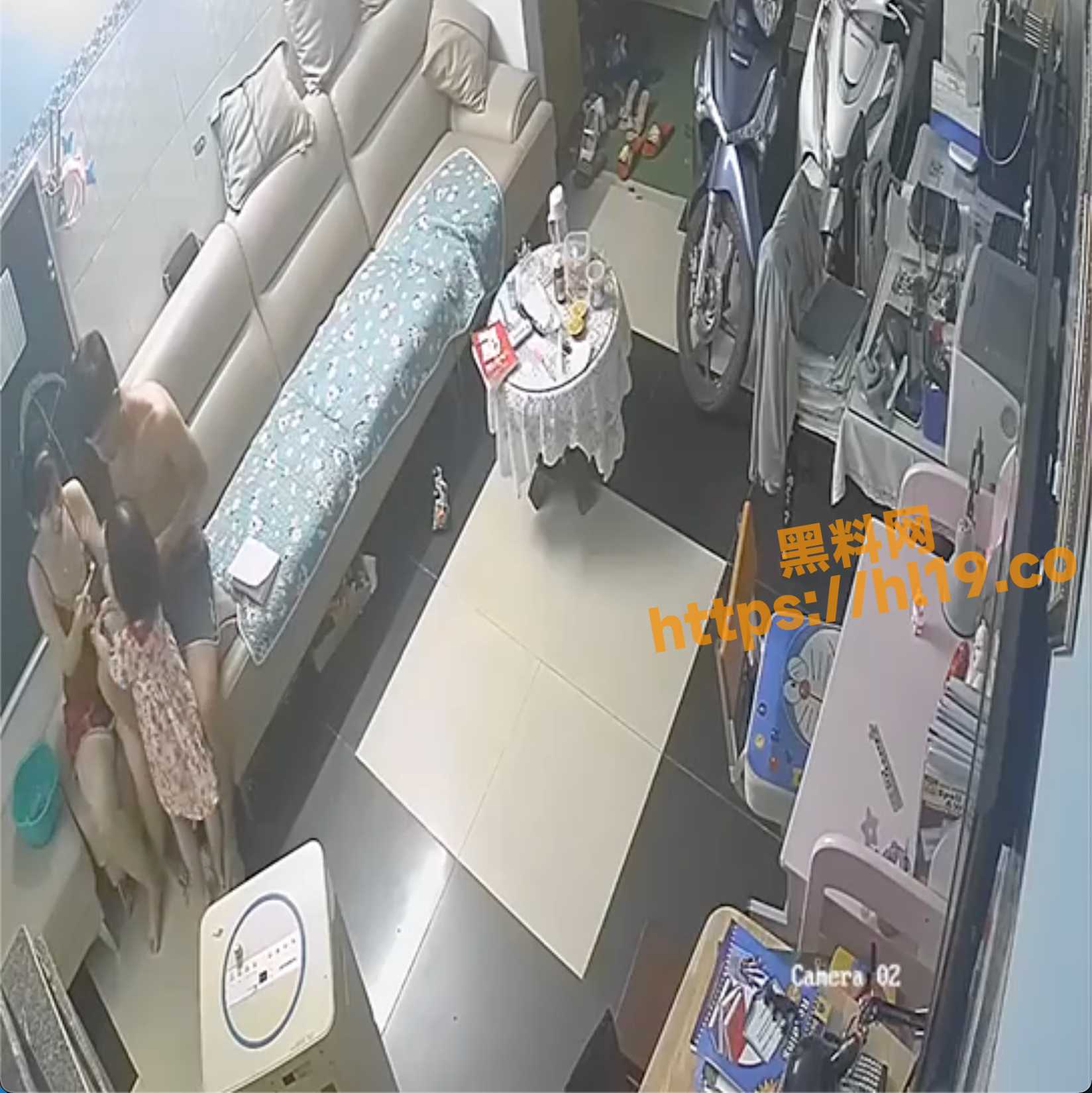 真实家庭摄像头破解！父母亲当着家人面又是口爱，又是操逼的是不是不太好