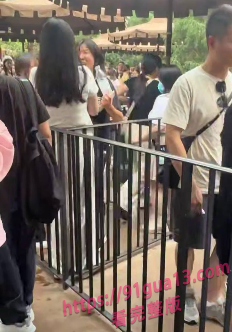 女生景区排队被指偷拍 小仙女却低估了对方情绪边界 配图5