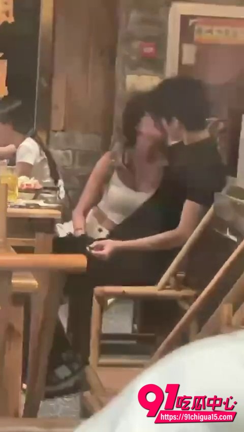 大神偷拍眼镜妹 火锅店将手伸裤裆狂撸男友鸡巴实在太饥渴