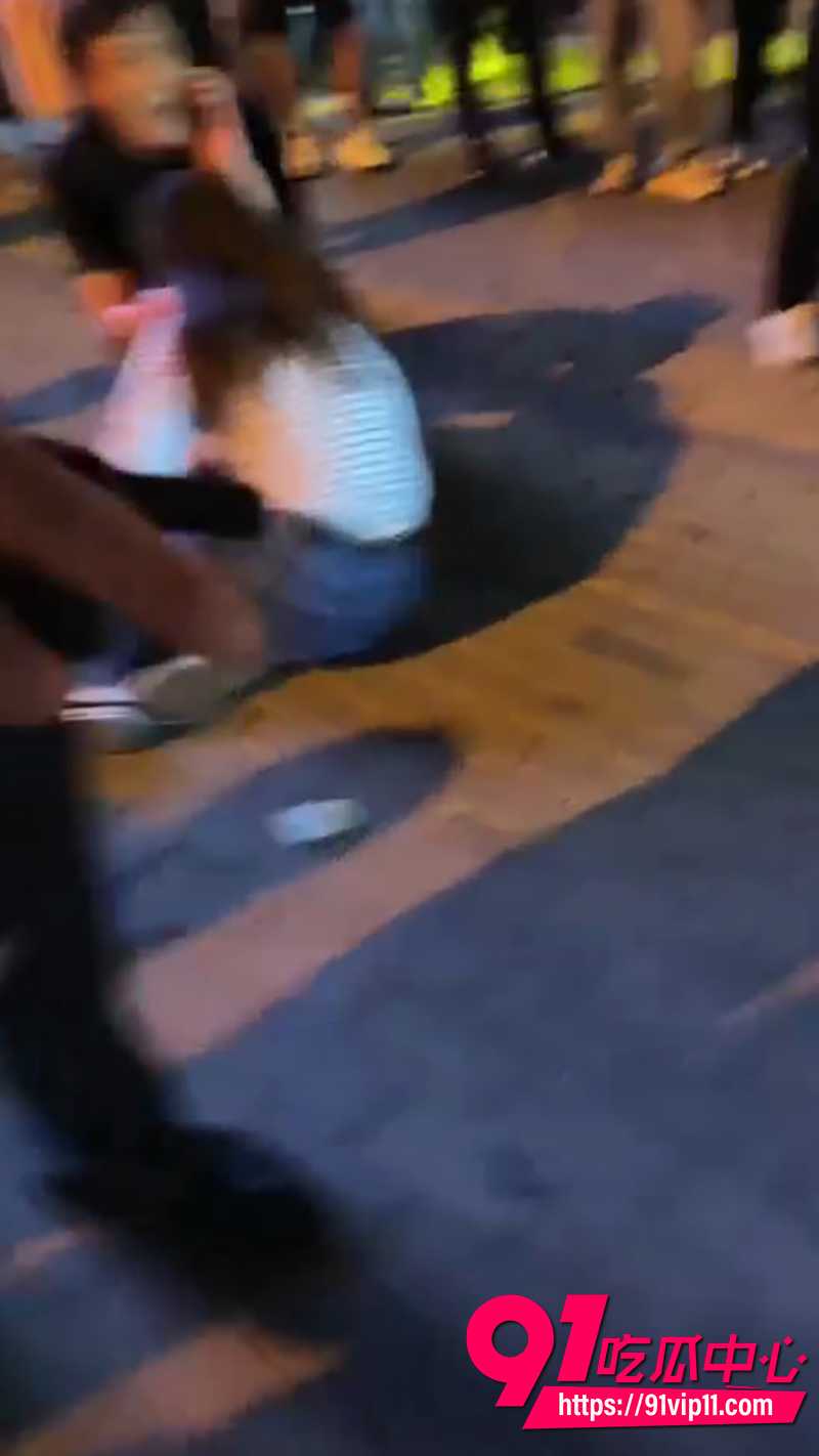 情侣嘲讽骑手不如狗事件 7