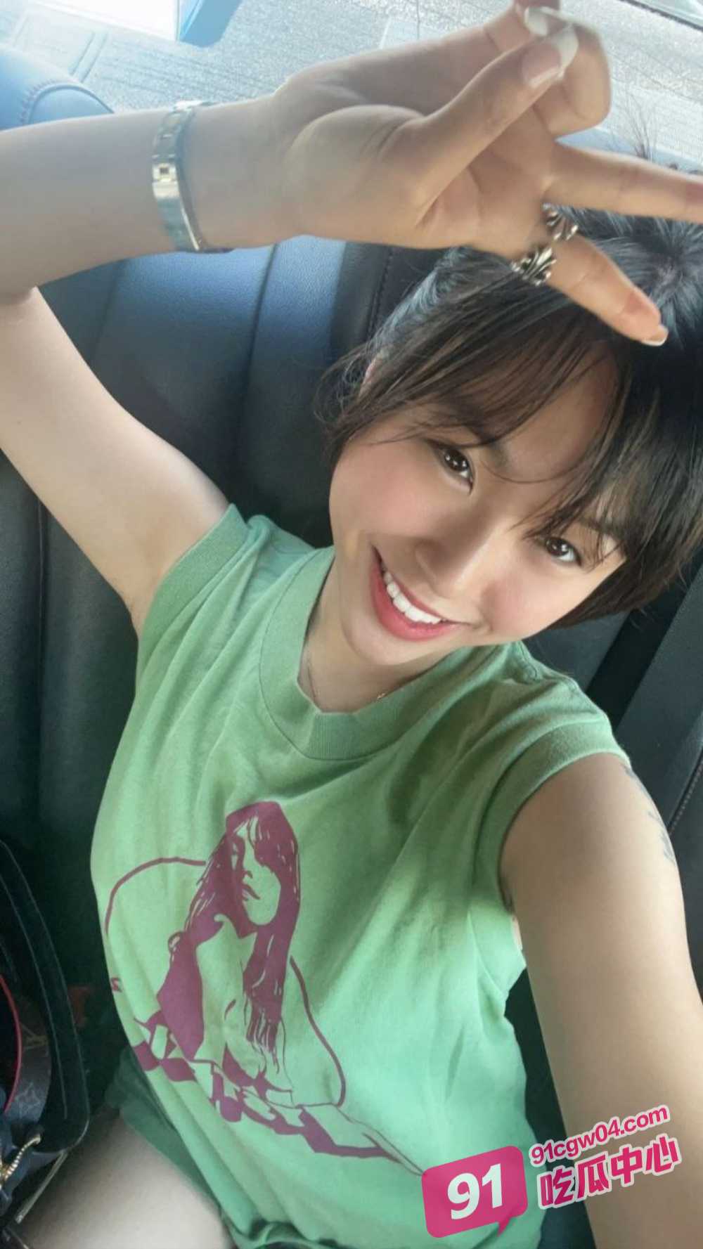陕西师大女大学生露露为赚学费 为土豪拍私人自慰视频 摸逼漏胸渴望床上被操 配图2