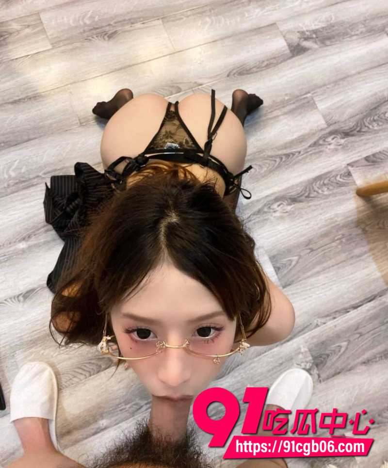 反差精品女高 平日清纯如白莲 却跪地爬行当小母狗 她的骚劲儿简直让人鸡巴炸裂
