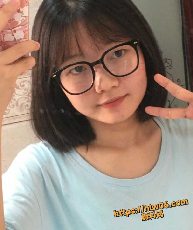苏州市职业大学眼镜反差婊白语扦 宿舍私拍全裸夹乳头视频 清纯而又淫荡不矛盾
