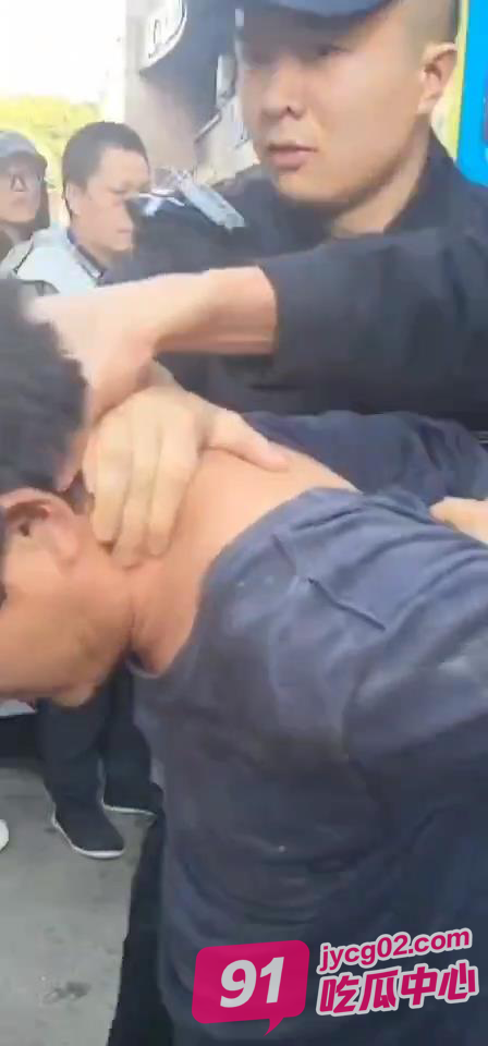 四川绵阳“小事化大”事件 脑热和警察上手？抱歉父子一起戴手铐~ 配图2