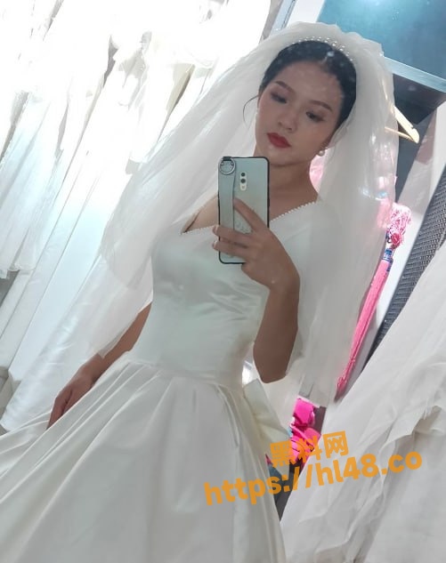绿母骚妻 张悦 在公司做客服却还要主动献逼给同事玩3P 穿着黑丝趴在窗前遭受肉棒狂怼打桩！