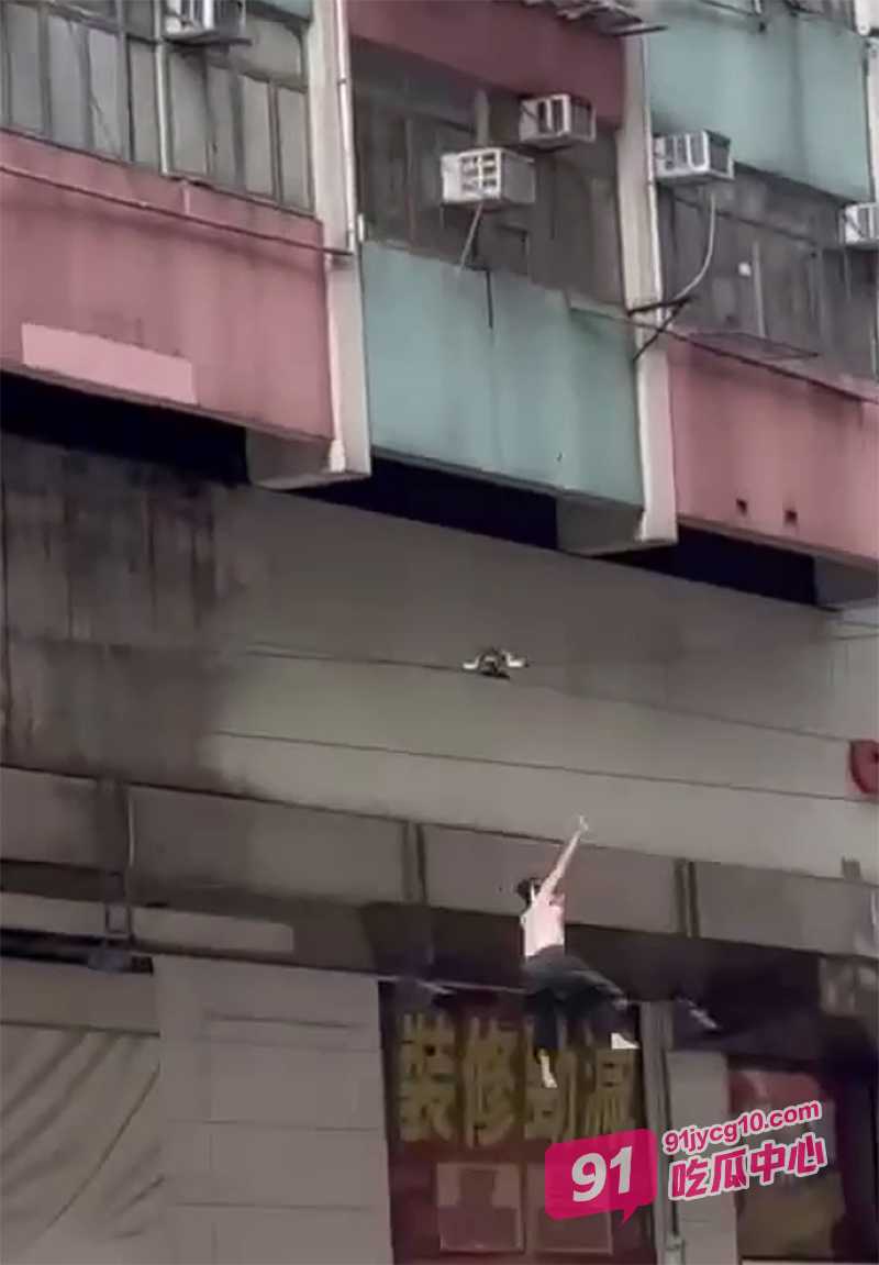 香港北角女子出轨 全裸被踢下楼 网友拍下全过程! 配图4