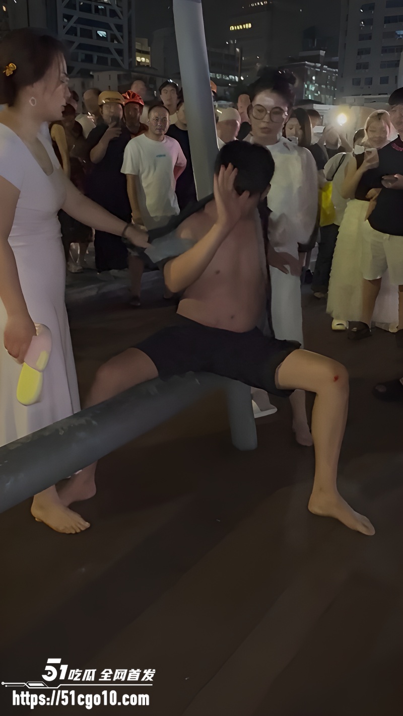 脚踩两条船出轨两个富婆 2 脚踩两条船出轨两个富婆 2