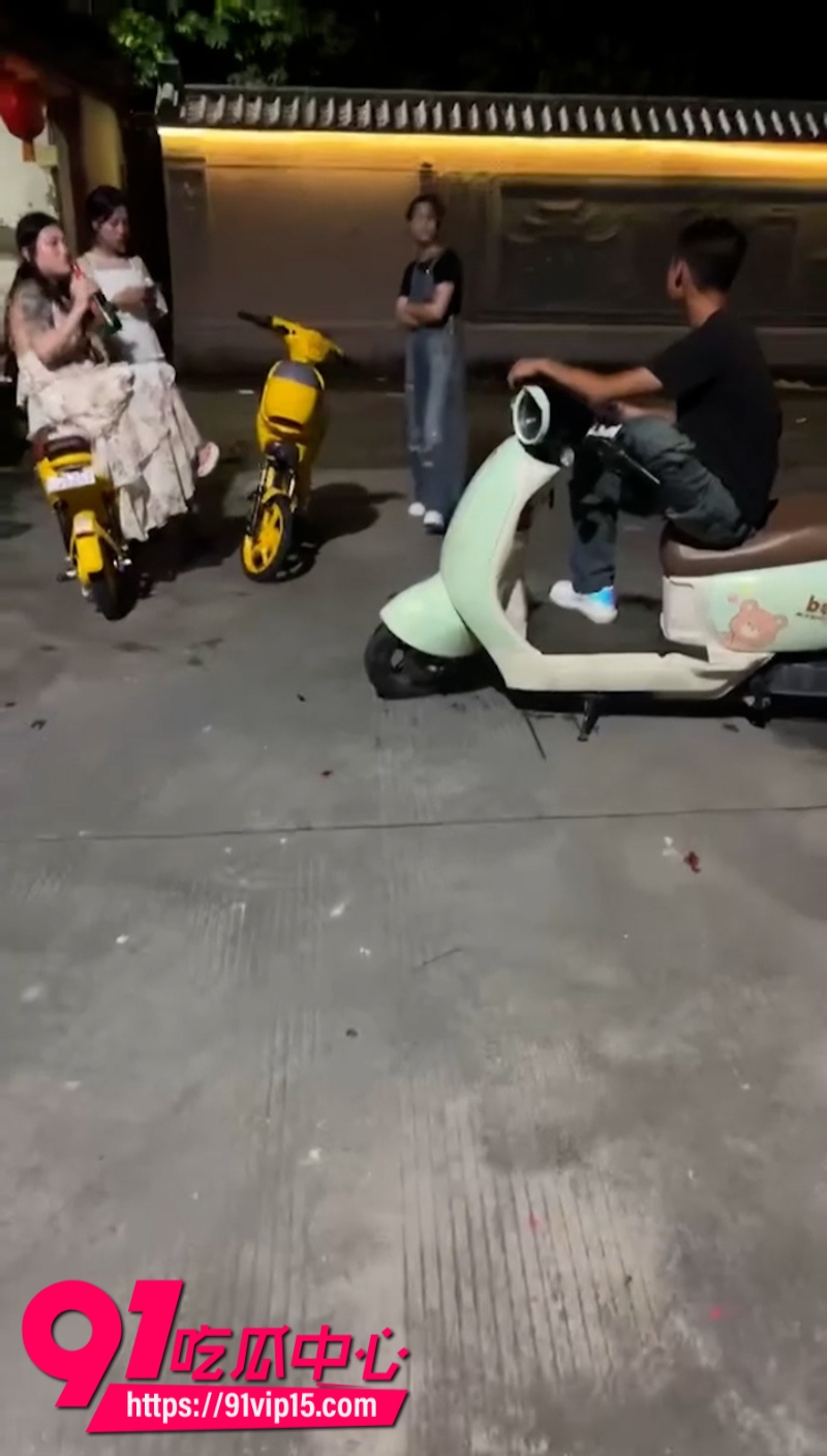 大哥跟小仙女发生冲突直接当街一打四画面异常精彩0
