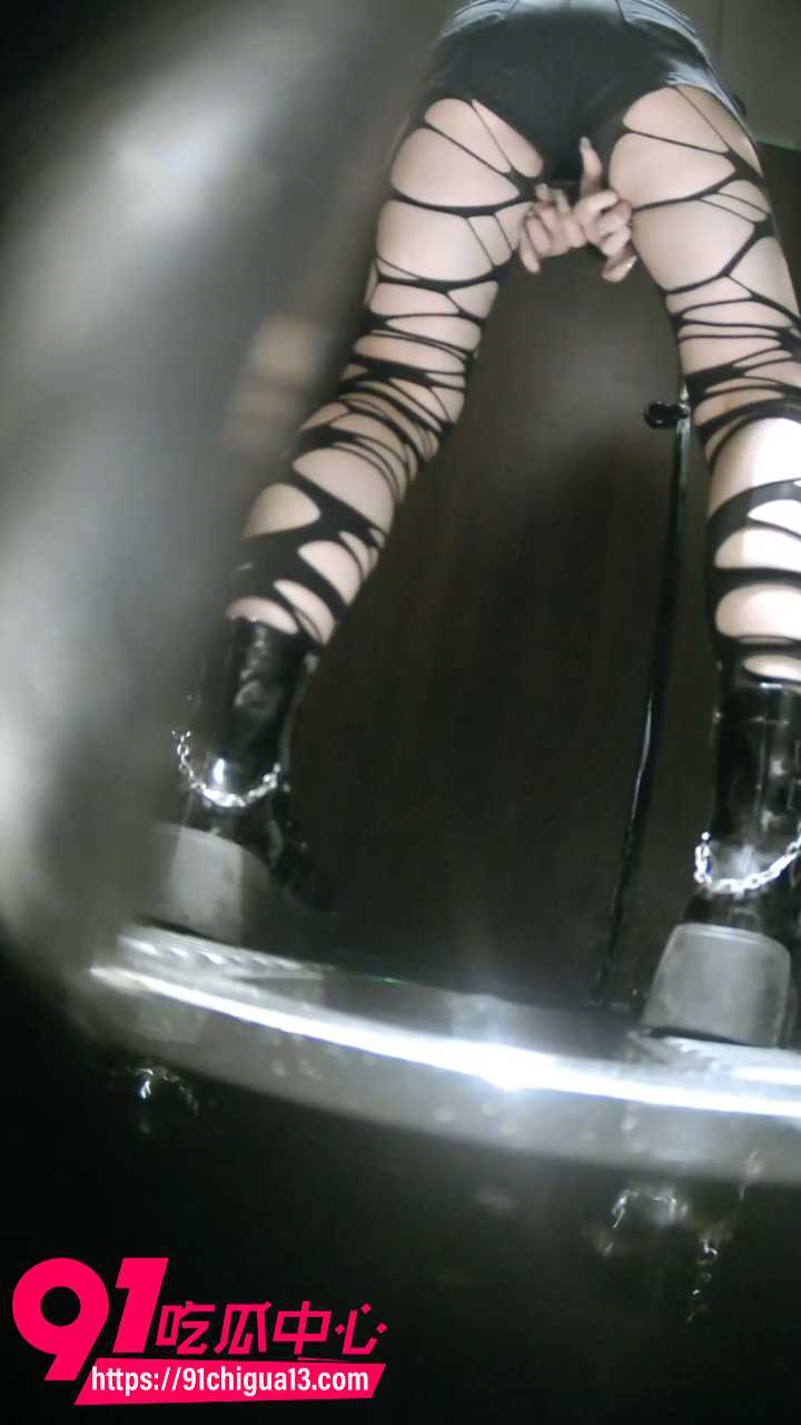 夜总会厕所紫光偷拍骚妹翘臀尿尿8 夜总会厕所紫光偷拍骚妹翘臀尿尿8